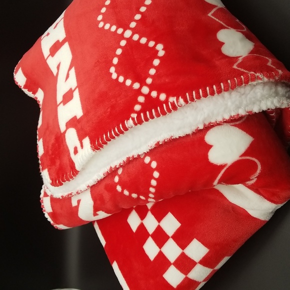 PINK Victoria's Secret "PINK" Red & White Holiday Tree & Dog Sherpa Blanket - Picture 2 of 5